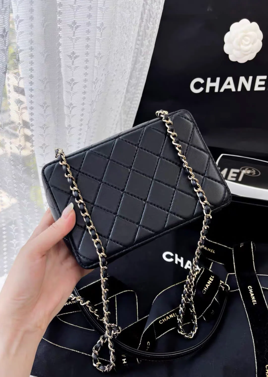 CHANEL 24SS CAMERA BAG Lambskin & Gold-Tone Metal Black - Image 3
