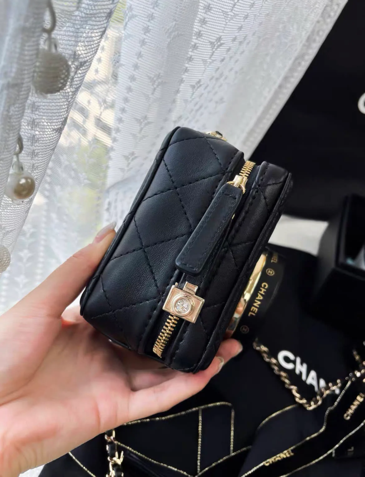 CHANEL 24SS CAMERA BAG Lambskin & Gold-Tone Metal Black - Image 5