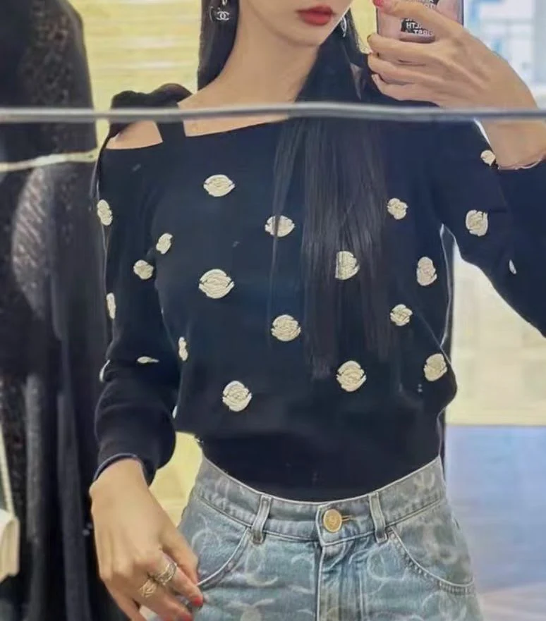 Chanel 23AW black camellia off-shoulder bow top - Image 4
