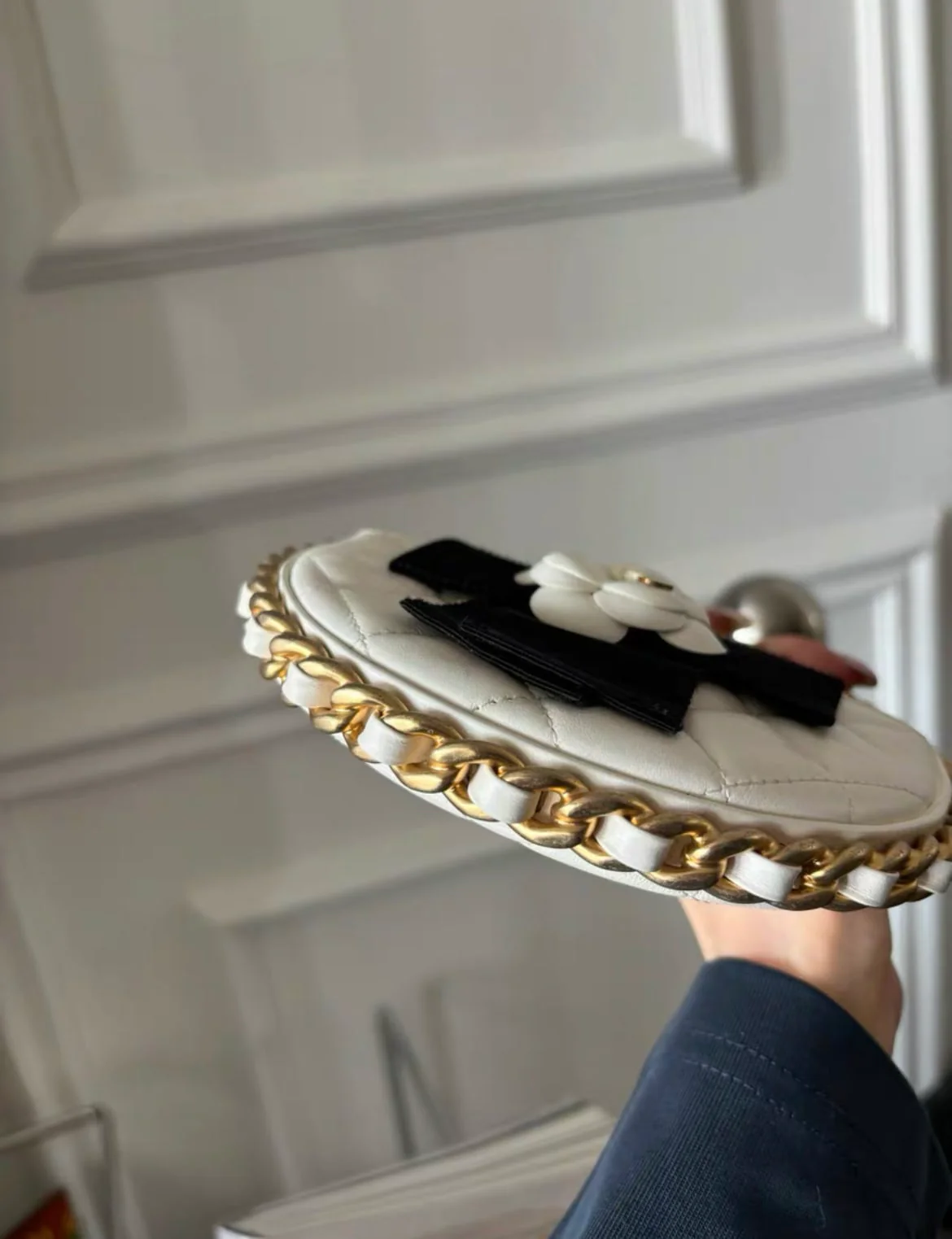 Chanel 23 White Quilted Leather Mini Round Camellia Clutch - Image 3